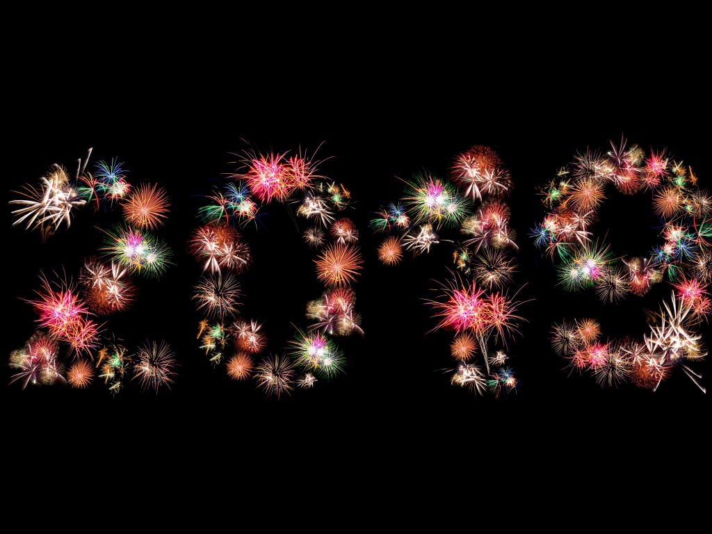 Цифры 2019 из салюта на черном фоне