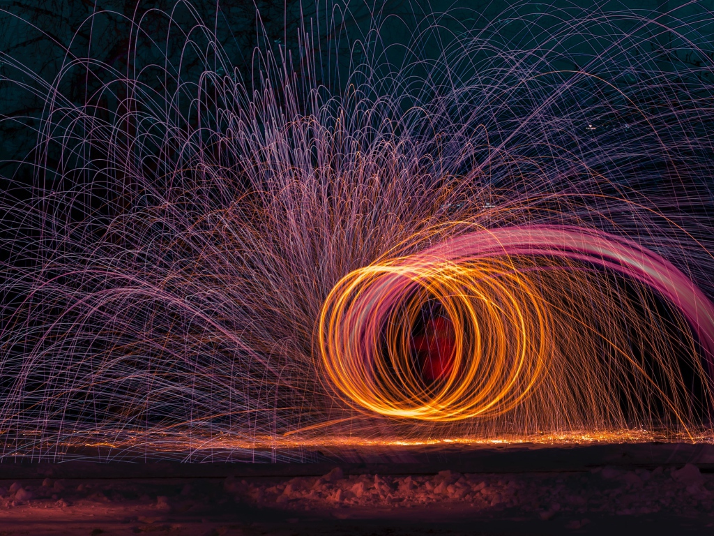 Разноцветные искры яркого фейерверка зимой 