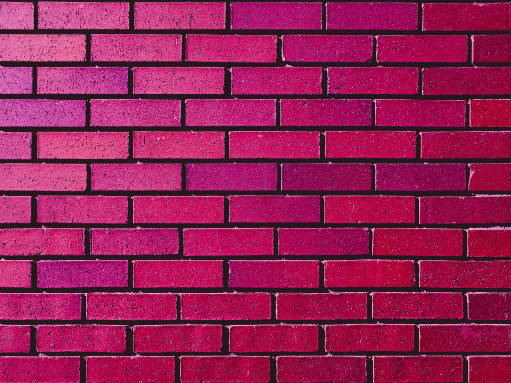 Розовая рукотворная кирпичная стена