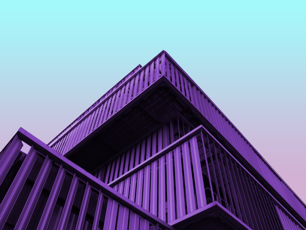 Фиолетовое архитектурное сооружение на голубом фоне