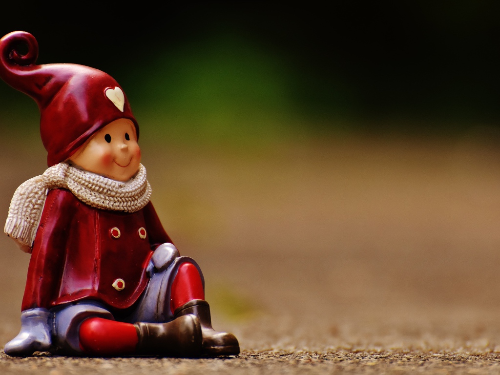 Статуэтка гнома на дороге 