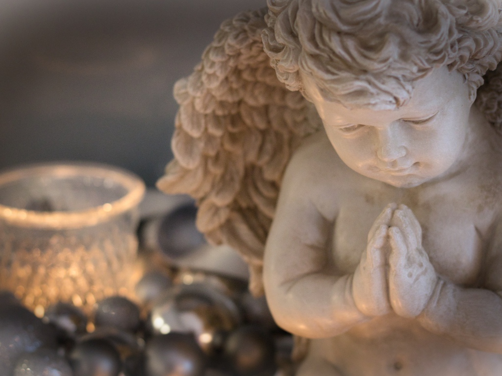 Белая статуэтка ангела крупным планом