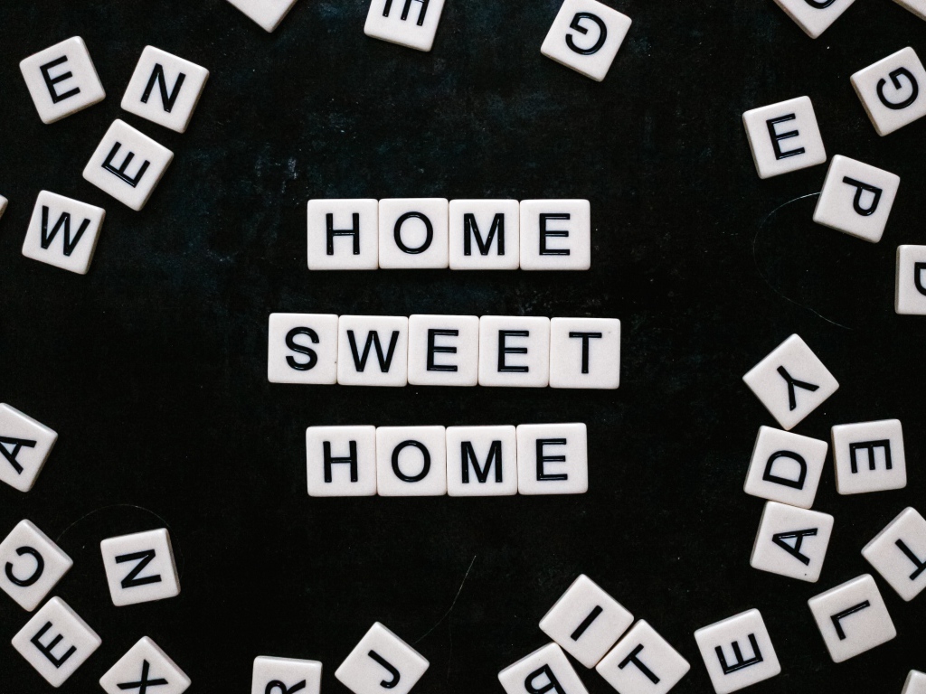 Белые кубики с буквами на черном фоне