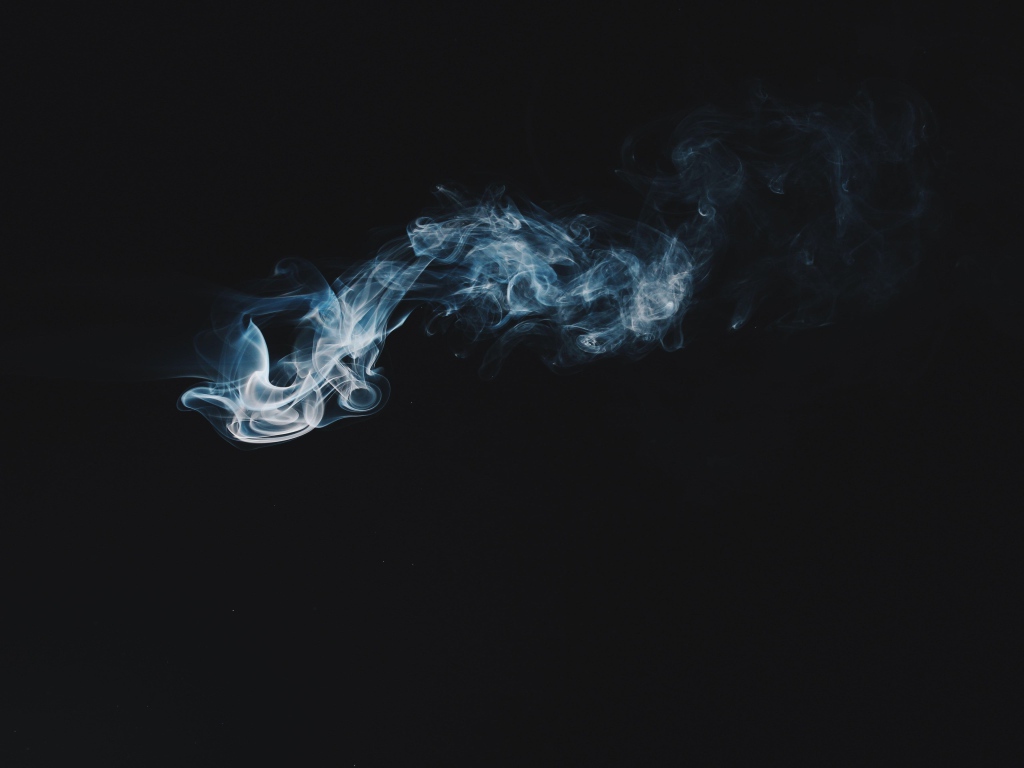 Белый дым на черном фоне 