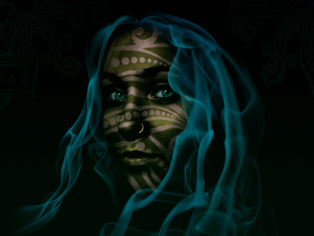 Фантастическая зеленоглазая девушка с волосами из голубого дыма