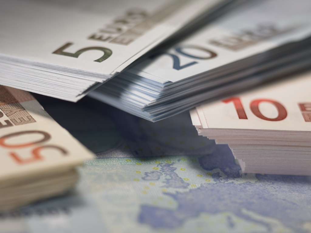 Пачки купюр евро крупным планом 