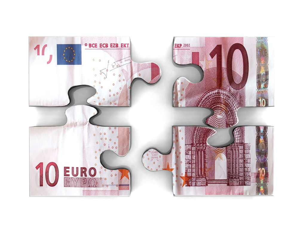 Пазл из купюры евро на белом фоне