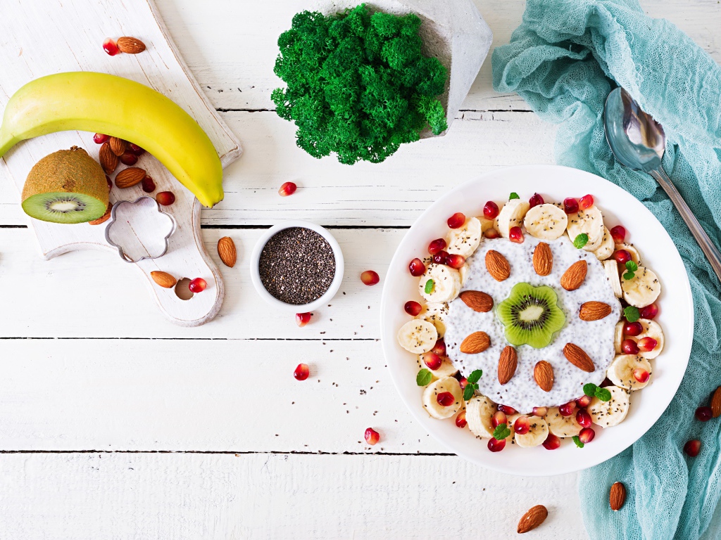 Десерт с бананами, гранатом и миндальными орехами