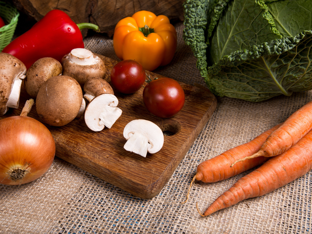 Свежие овощи на столе на разделочной доске