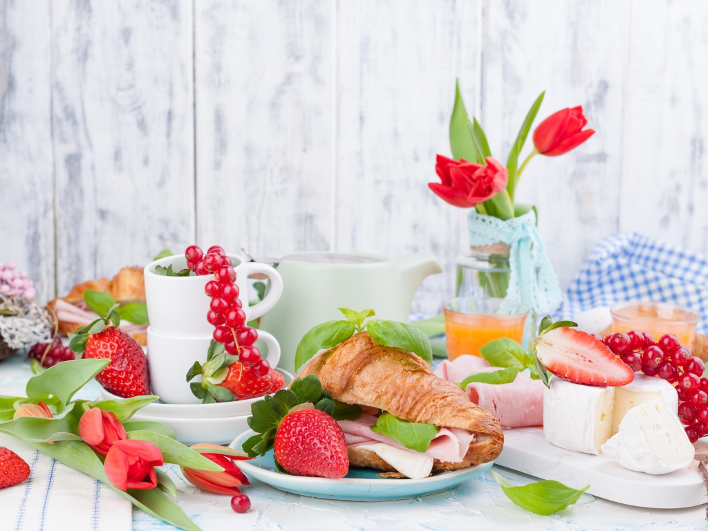 Сытный завтрак на столе с цветами тюльпана