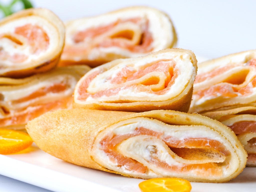 Рулеты из блинов с красной рыбой и сыром