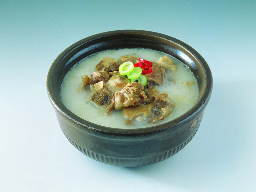 Тарелка супа с говядиной  на голубом фоне