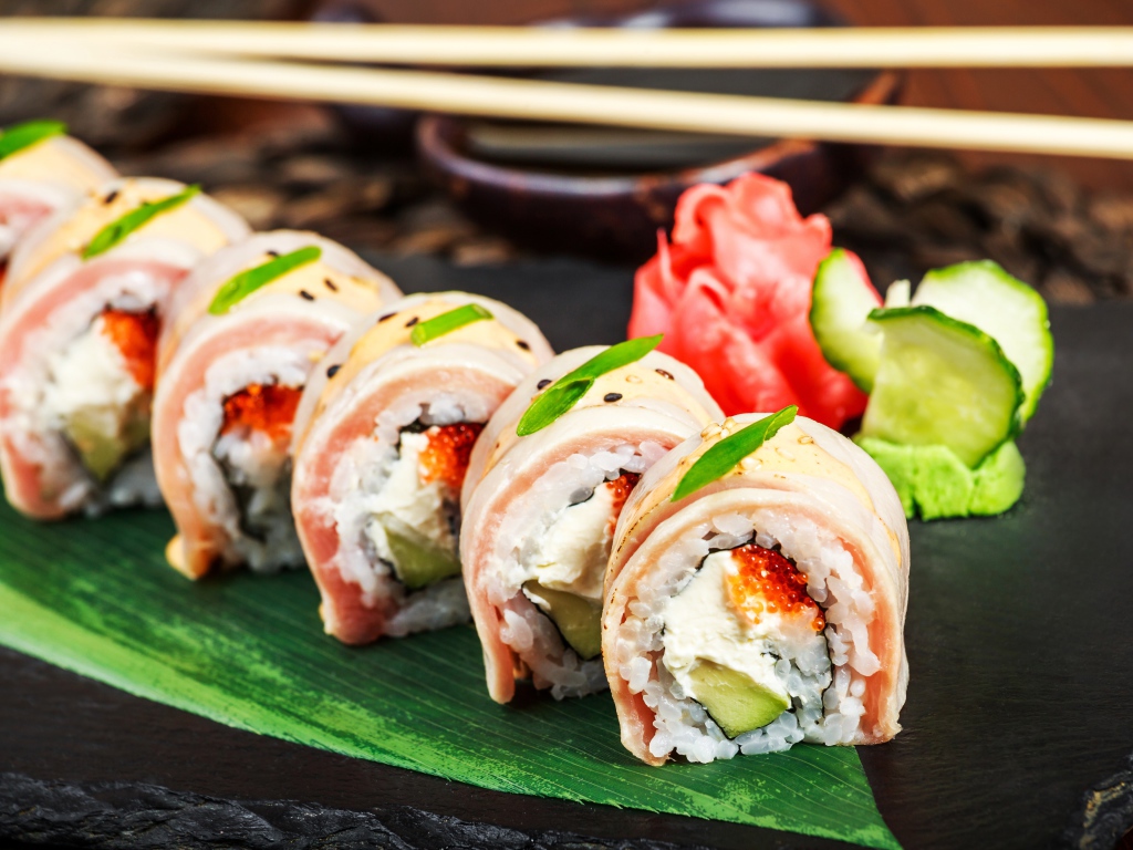 Роллы на тарелке с имбирем и соусом васаби