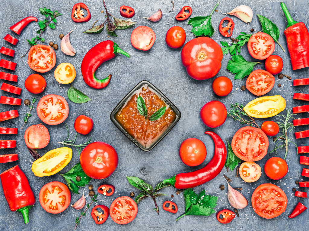 Соус на  сером фоне с овощами, специями и зеленью