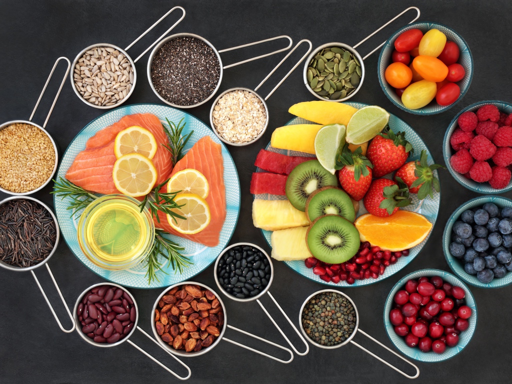 Семена, рыба, ягоды и фрукты на столе вид сверху