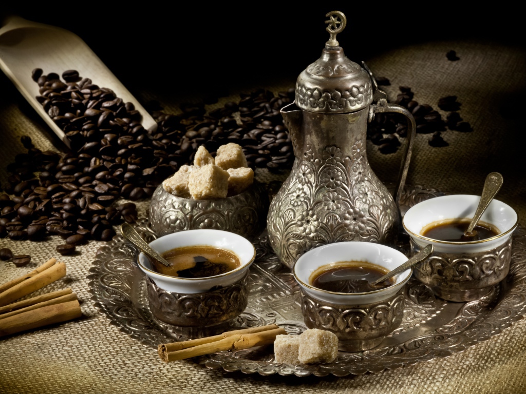 Чайный сервиз с кофе на столе с зернами