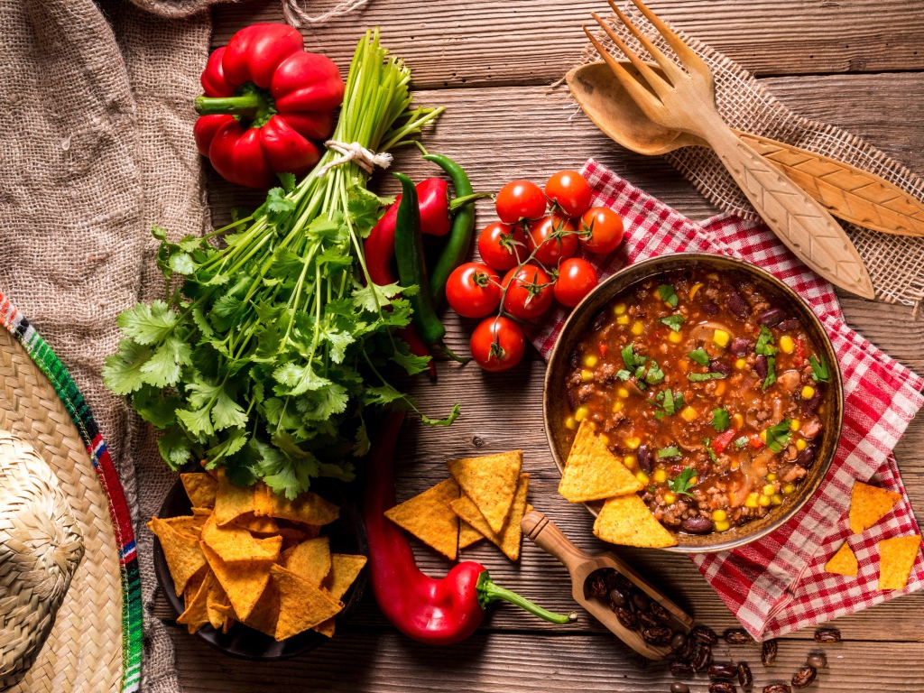 Овощной суп на столе с овощами и зеленью 