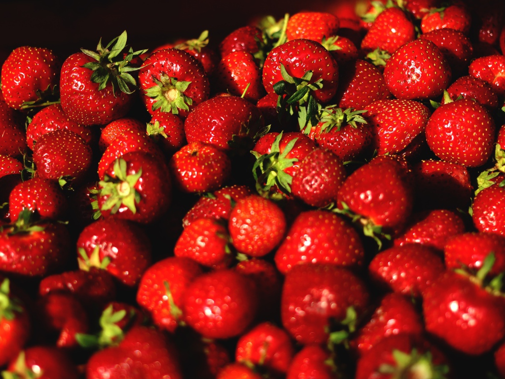 Аппетитная сладкая спелая клубника крупным планом