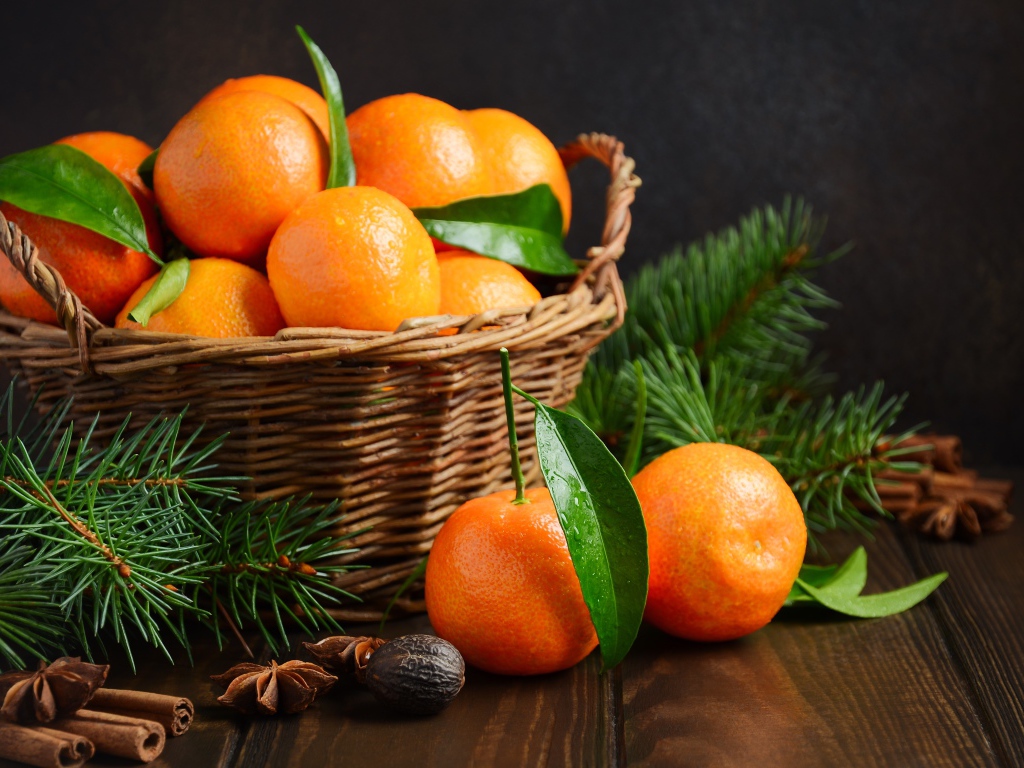 Корзина с мандаринами на столе со специями
