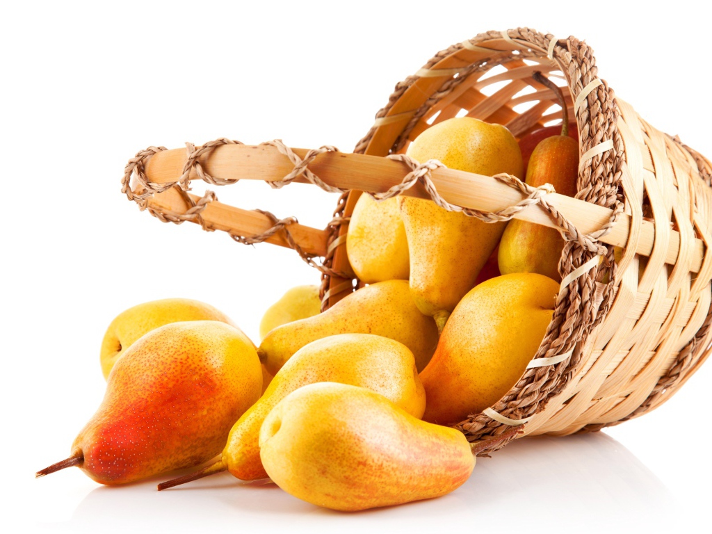 Красивые аппетитные желтые груши в корзине на белом фоне