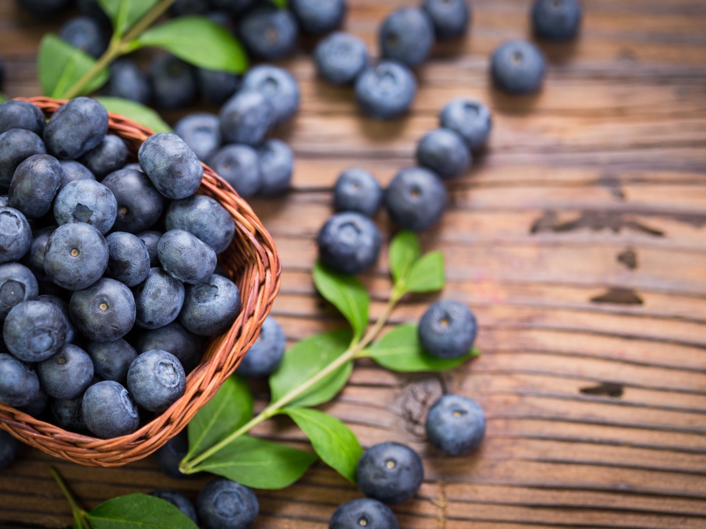 Синие ягоды черники в корзинке на столе