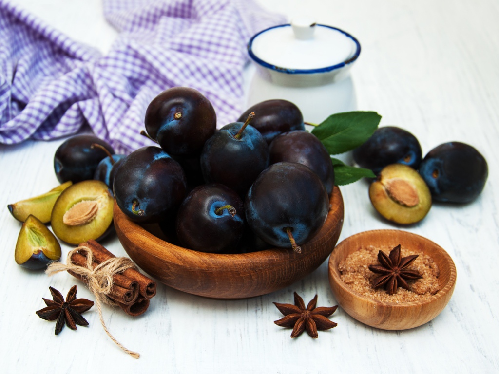 Синие сливы на столе с корицей и бадьяном