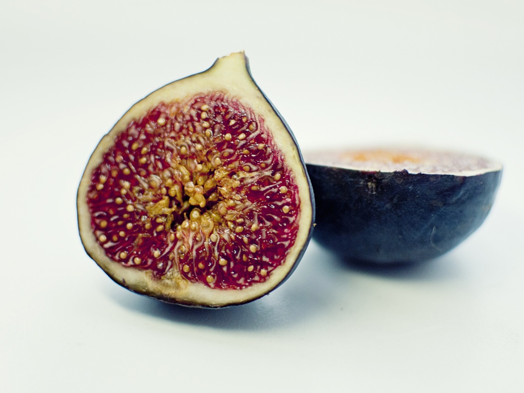 Плод инжира на белом фоне