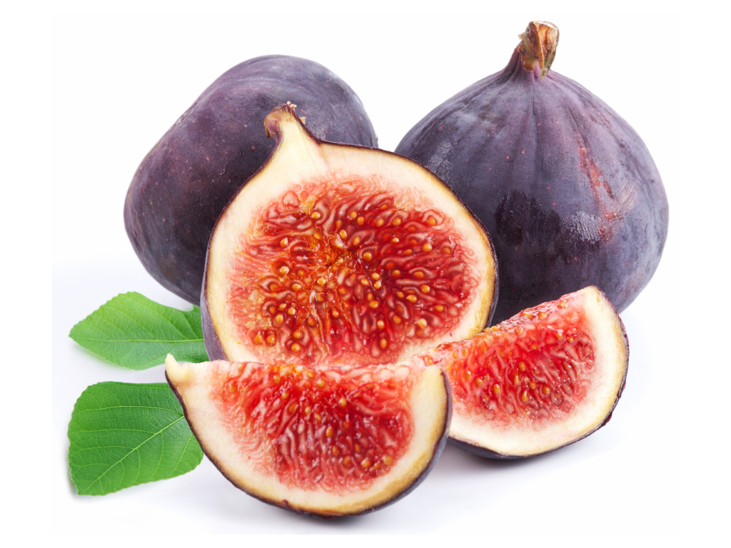 Плоды инжира на белом фоне крупным планом