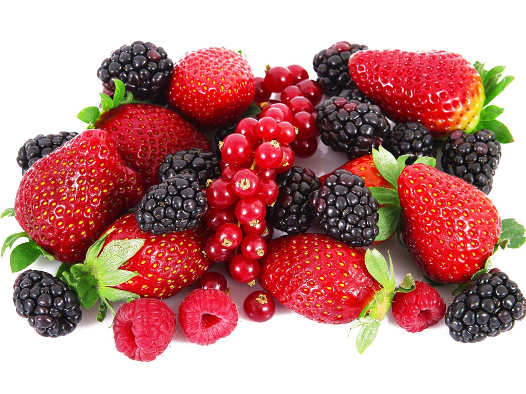 Свежие спелые ягоды клубники, черники, смородины и малины на белом фоне