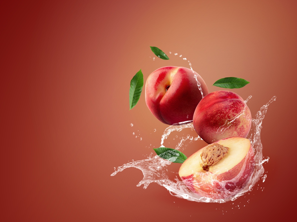 Нектарин в воде на розовом фоне