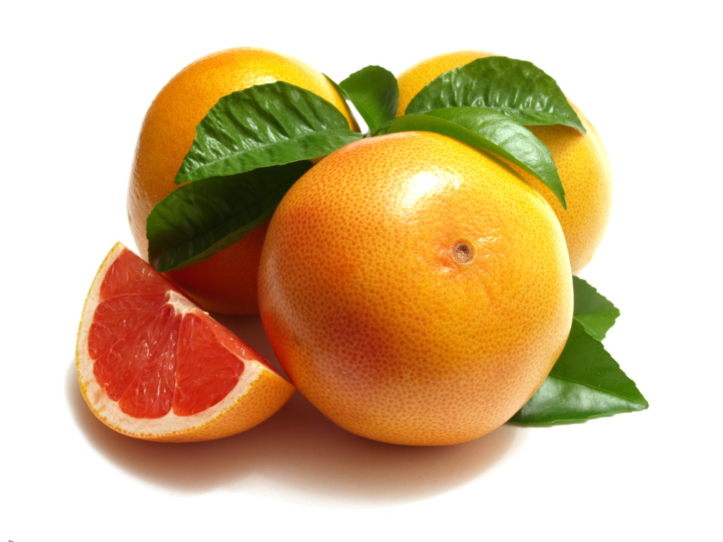 Оранжевые грейпфруты на белом фоне