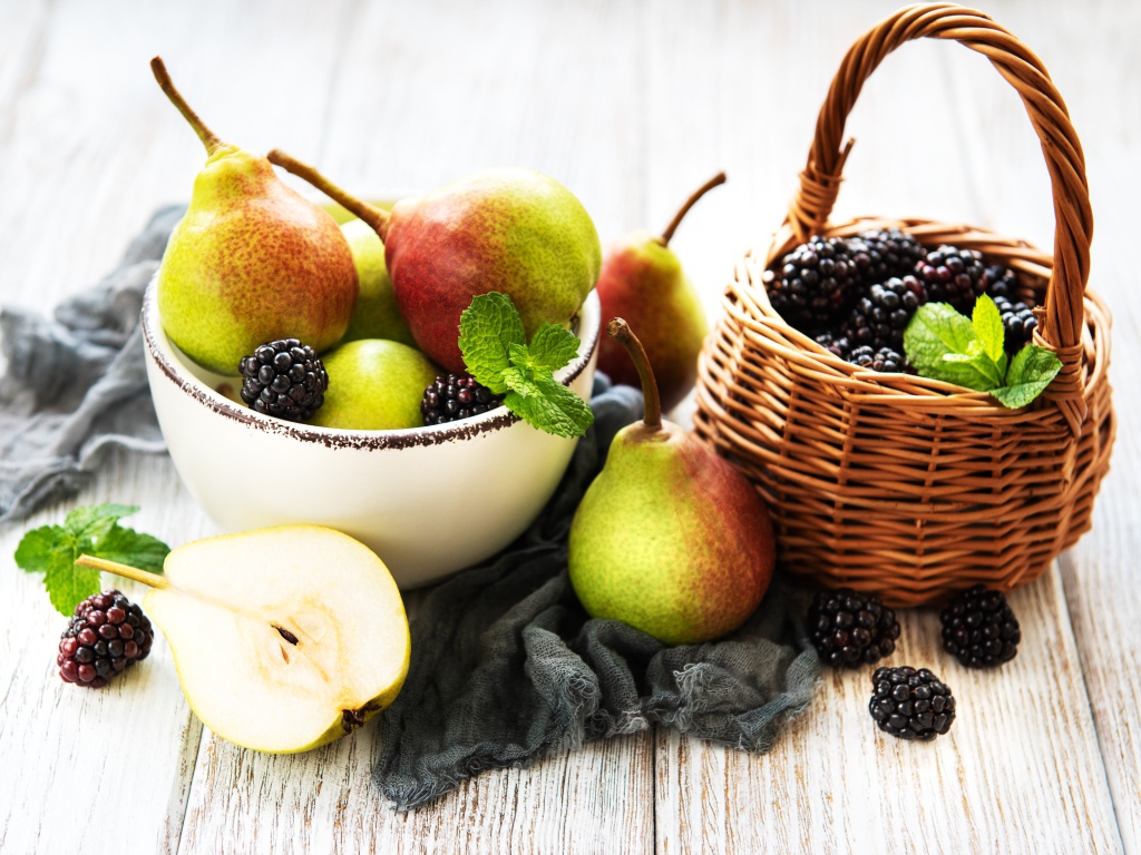 Спелые груши и ягоды ежевики на столе