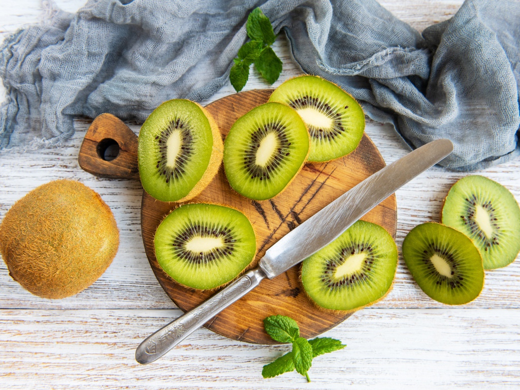 Нарезанное киви на разделочной доске