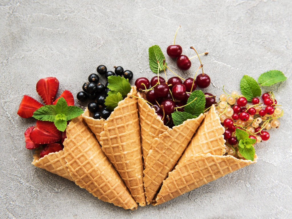 Вафельные рожки с ягодами на сером фоне