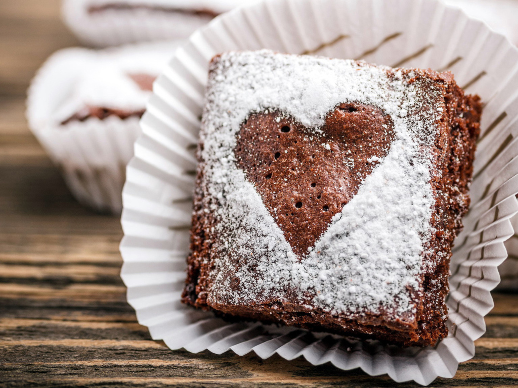Кусок десерта брауни с сердцем из сахарной пудры