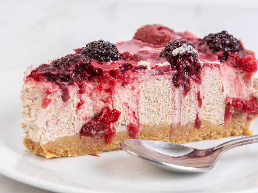 Кусок вкусного чизкейка с ягодами черники 