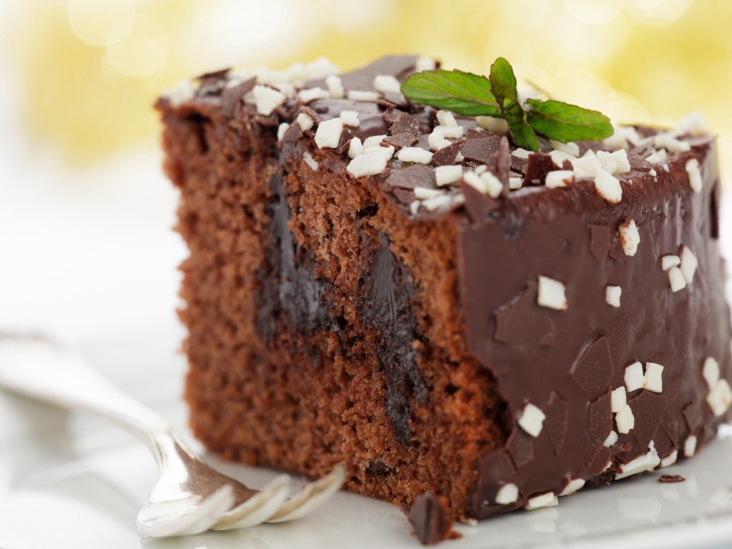 Кусок сладкого пирога с шоколадной глазурью 