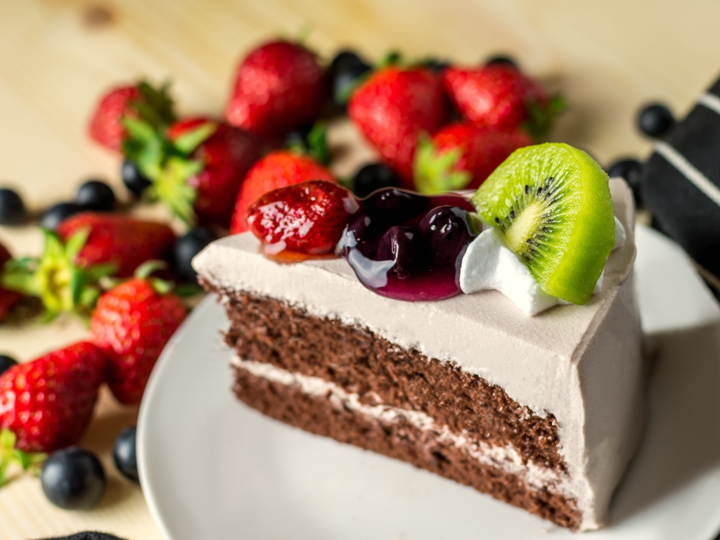 Аппетитный кусок торта с белым суфле и ягодами