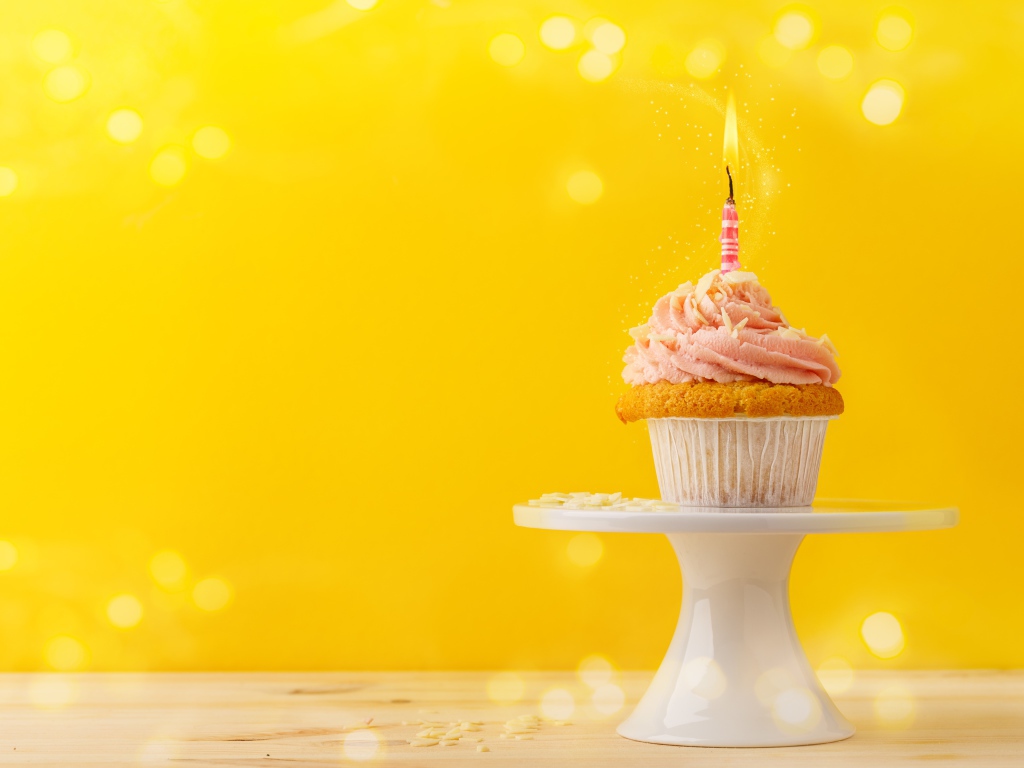 Аппетитный кекс с кремом и одной свечкой, шаблон для открытки на день рождения