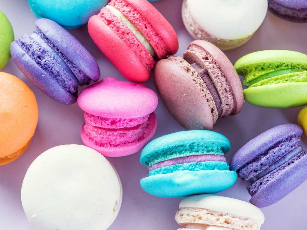 Аппетитные вкусные разноцветный десерт макарун