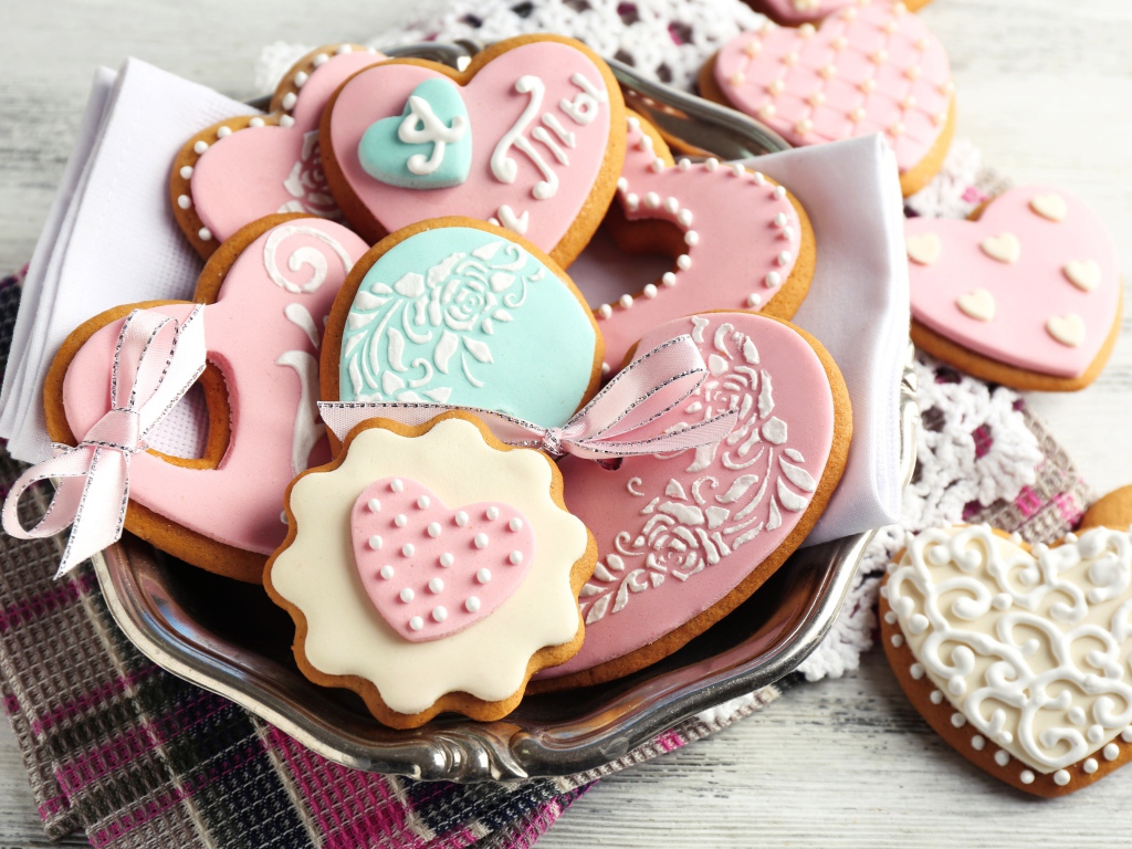 Аппетитное печенье в форме сердца с сахарной глазурью  для любимой