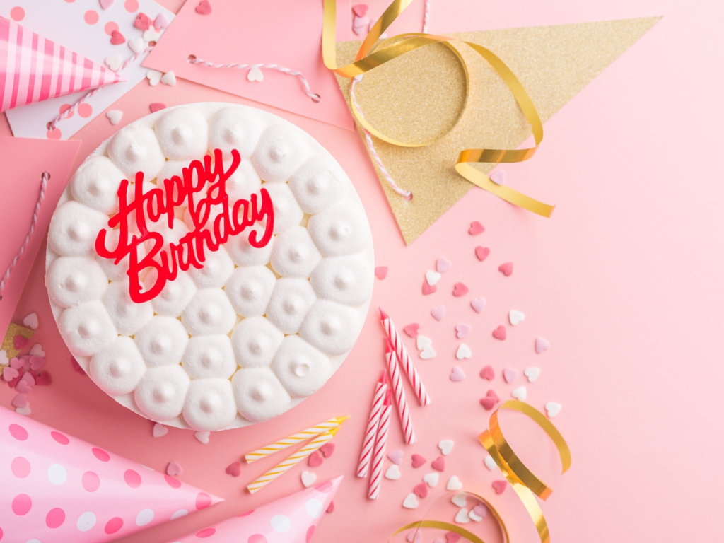 Красивый праздничный торт на день рождения на розовом фоне
