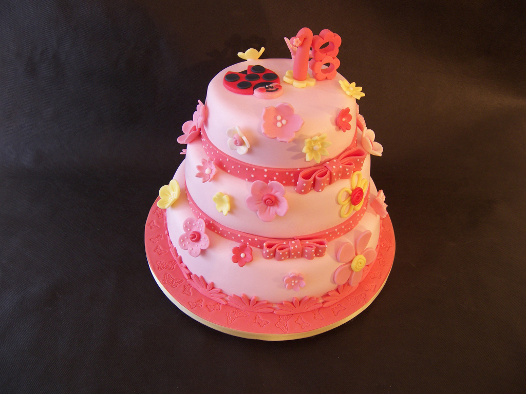 Красивый розовый торт с цветами 