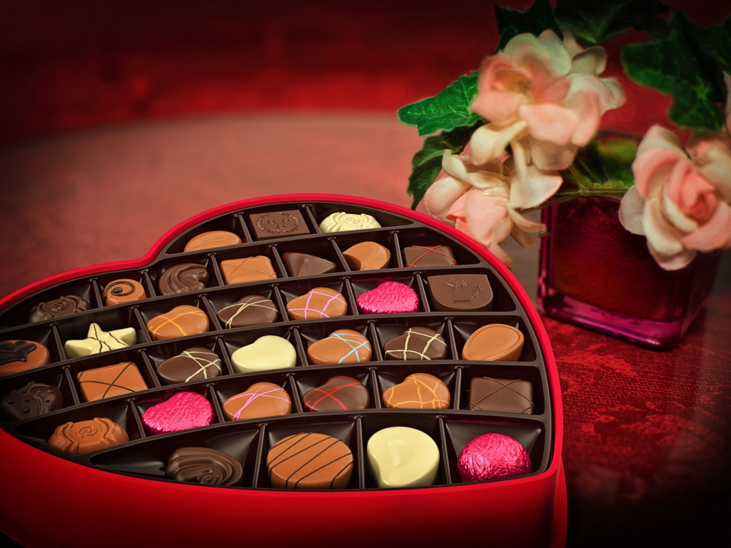 Большая красная коробка в форме сердца с шоколадными конфетами