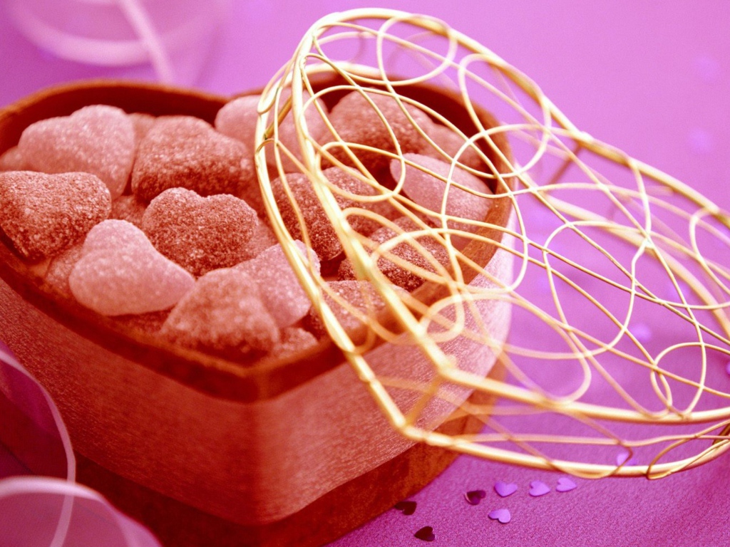 Коробка с мармеладом в форме сердца на розовом фоне