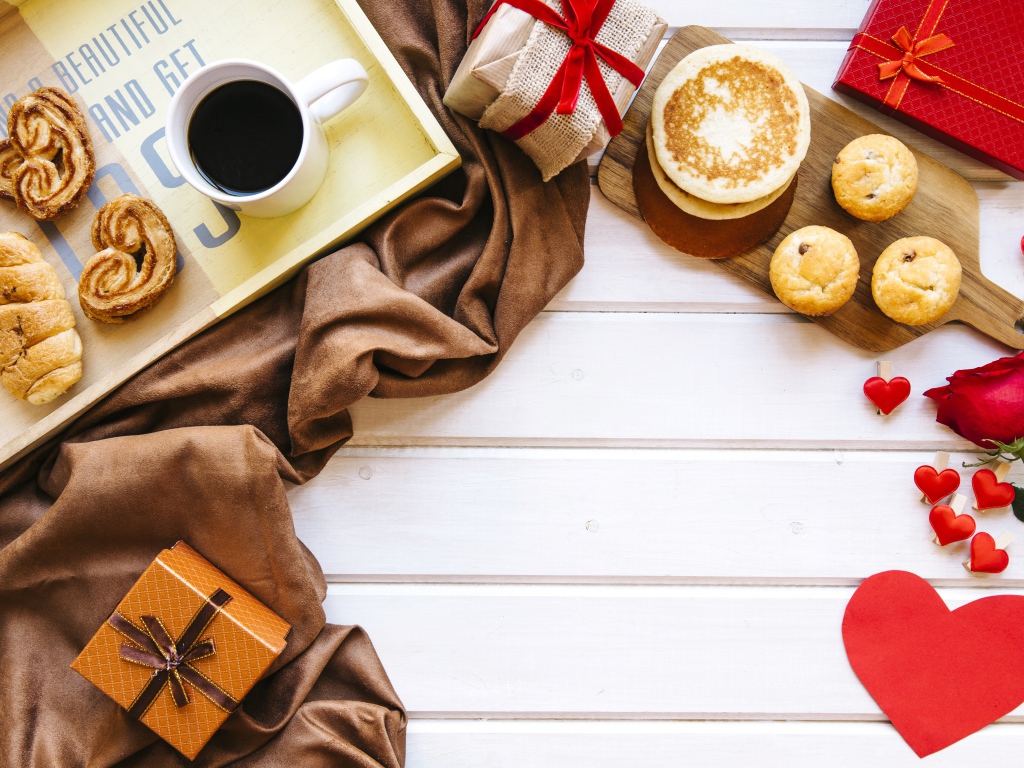 Завтрак с подарками, сердечками и розой для любимой 