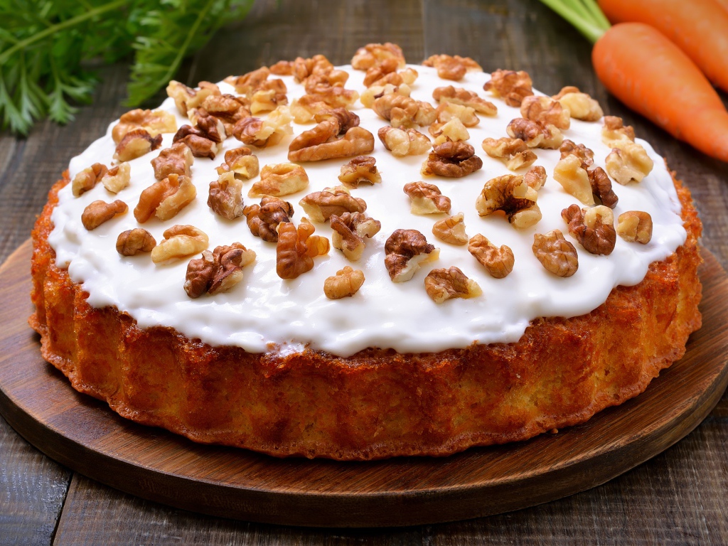 Морковный пирог со сметаной и грецкими орехами