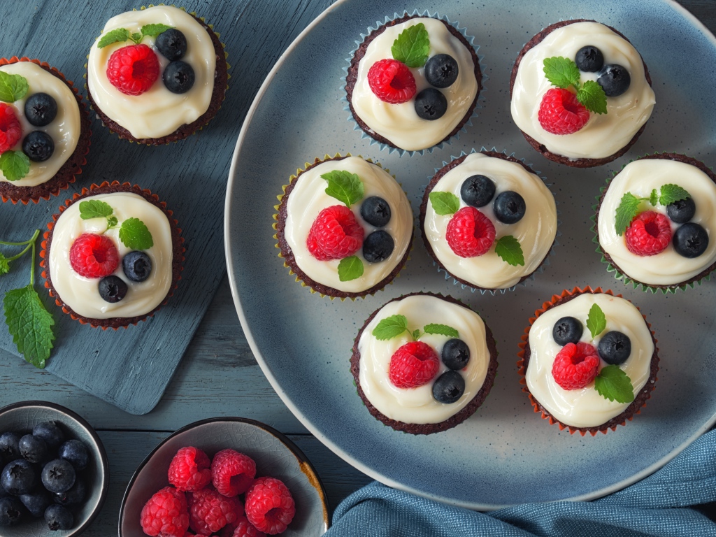 Шоколадные кексы с белым кремом и ягодами черники и малины