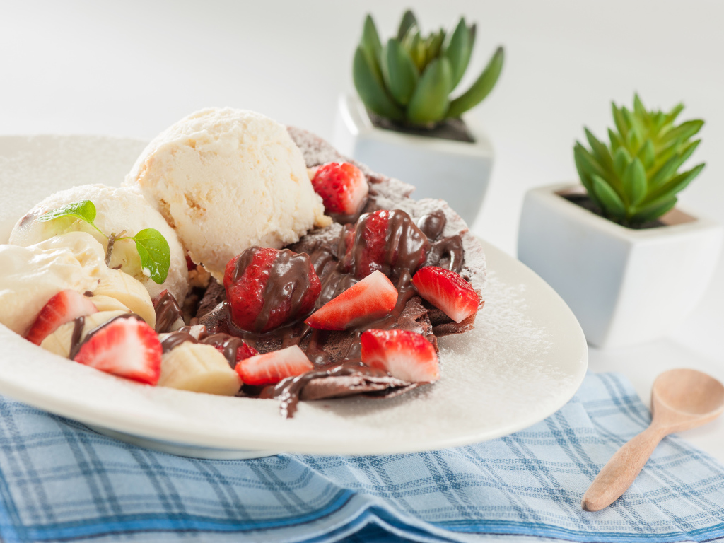 Шарики мороженого с шоколадом, клубникой и бананом