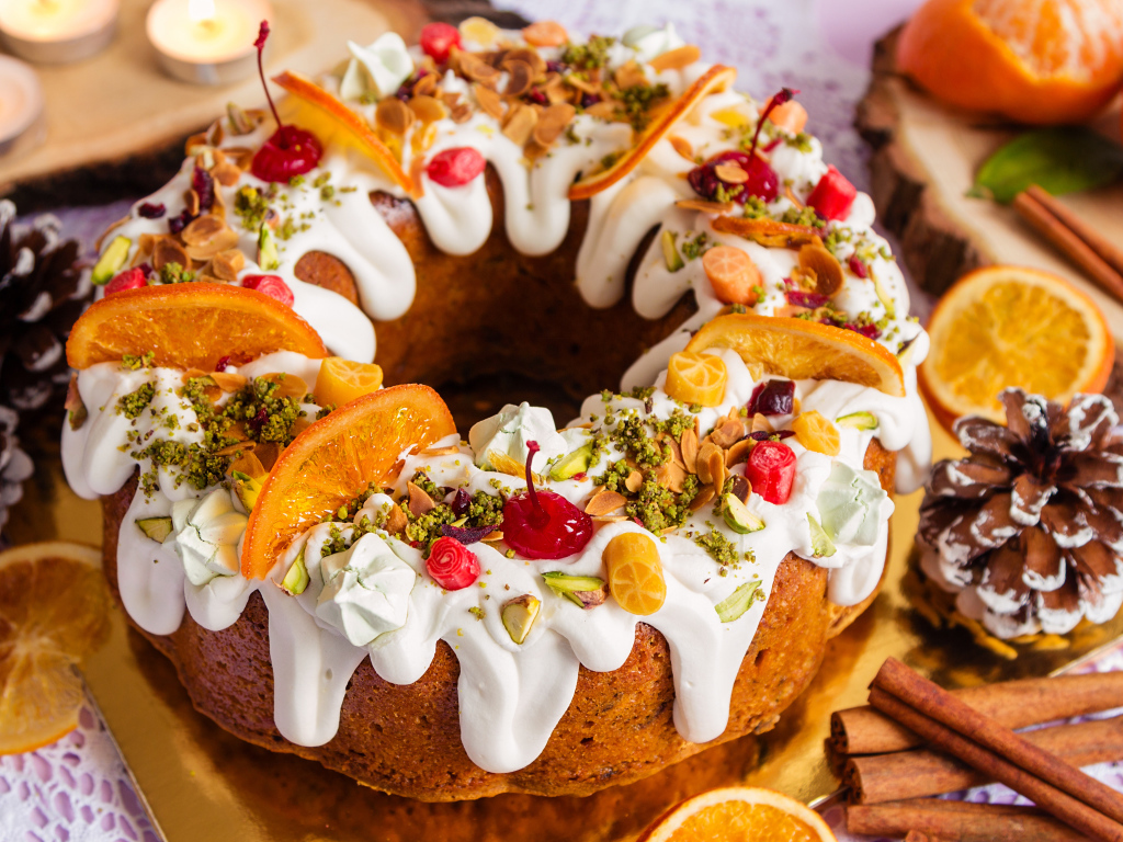 Кекс с глазурью и сухофруктами на Рождество 